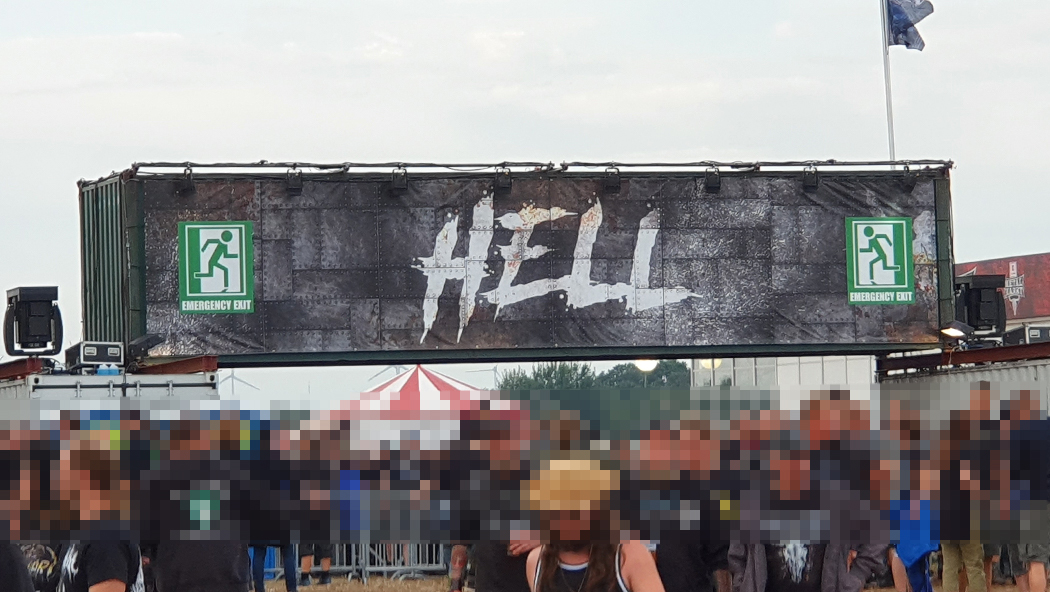 Linker Eingang auf das Festival Gelaende mit dem Banner hell